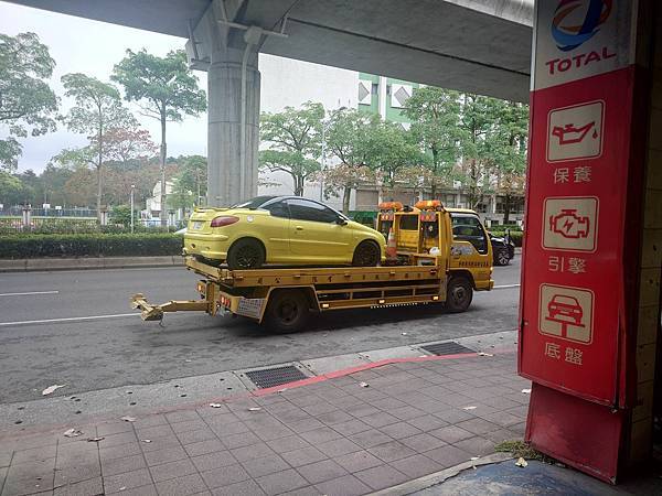 PEUGEOT 206 CC 發不動.拖吊進場. PEUGEOT 206 CC 發不動.拖吊進場.