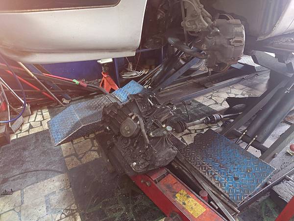 CITROEN Xantia 2.0 變速箱打滑.周邊整修. CITROEN Xantia 2.0 變速箱打滑.周邊整修.