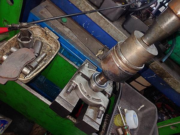 CITROEN Xantia 2.0 變速箱打滑.周邊整修. CITROEN Xantia 2.0 變速箱打滑.周邊整修.