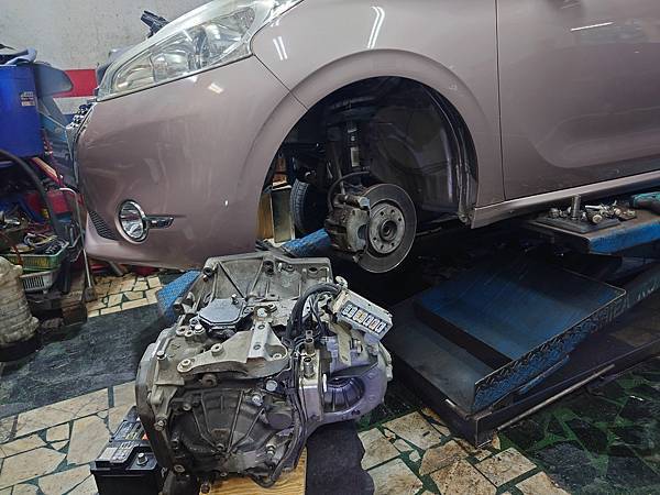 PEUGEOT 208 VTI AL4自動變速箱換檔打滑. PEUGEOT 208 VTI AL4自動變速箱換檔打滑.