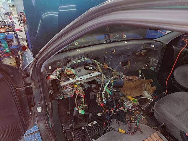 雪鐵龍 Xantia 2.0 冷氣洩漏冷媒.整理.