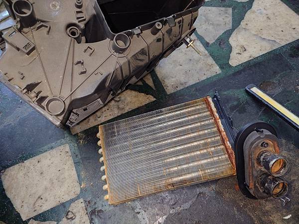 雪鐵龍 Xantia 2.0 冷氣洩漏冷媒.整理.