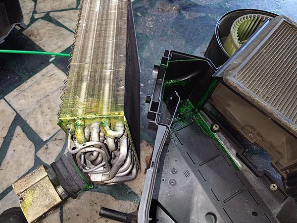 雪鐵龍 Xantia 2.0 冷氣洩漏冷媒.整理.