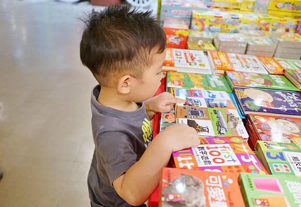 【親子英文共讀秘笈】(中) – 父母必學13招，讓孩子往書坑