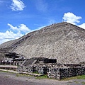 495px-Piramide_del_Sol_072006.jpg