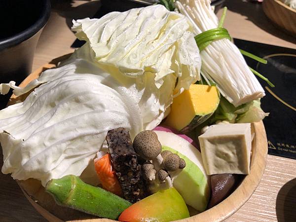 ［東區 食記］野人Shabu 華視附近美食 牛奶鍋 菜盤肉片