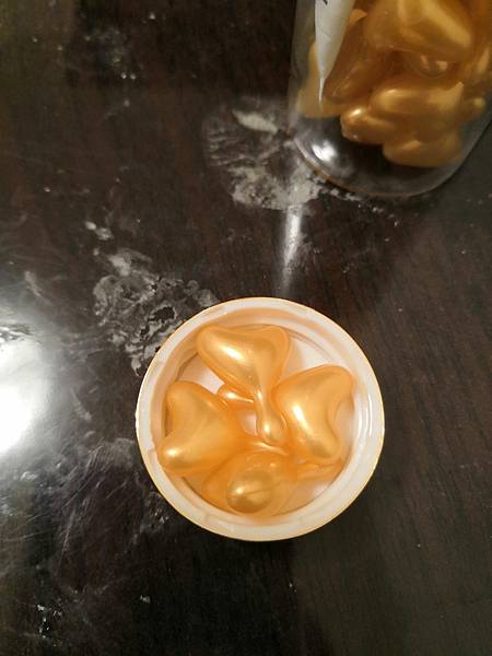 BC百匡,靚顏抗皺淡紋賦活油(百匡賦活膠囊),百匡賦活膠囊,
白龍膽花精萃可亮白撫平細紋與修護受傷肌膚,並高度保濕鎖水,延緩肌膚老化,一顆多種用途,強效版晚安面膜
,百匡賦活膠囊,百匡膠囊
