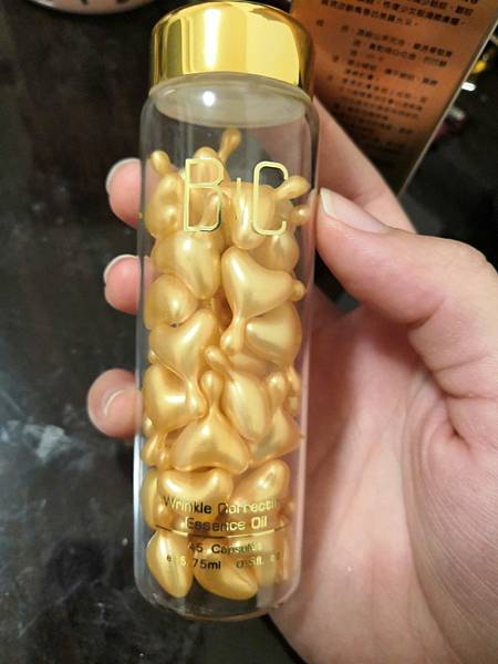 BC百匡,靚顏抗皺淡紋賦活油(百匡賦活膠囊),百匡賦活膠囊,
白龍膽花精萃可亮白撫平細紋與修護受傷肌膚,並高度保濕鎖水,延緩肌膚老化,一顆多種用途,強效版晚安面膜
,百匡賦活膠囊,百匡膠囊
