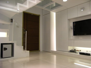 TV and wine cellar_大小 .JPG