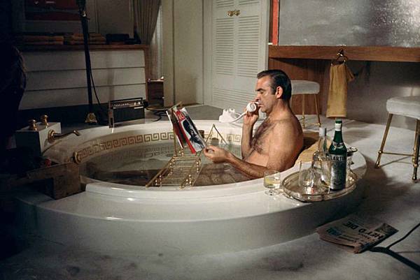 sean_connery_sirotant_un_martini_dans_les_diamants_sont___ternels__1971_664815522_north_883x.1.jpeg