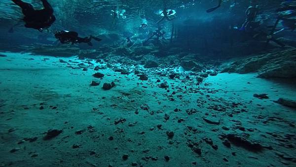 00-01-28-70.jpg 00-01-28-70.jpg