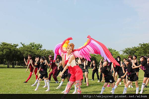 MV新造型「氣球翅膀裝」