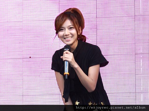 豆花妹演唱險些走光，自嘲是諧星。