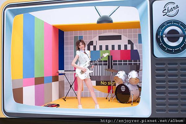 林逸欣拍公主沒病MV特製超大電視機佈景