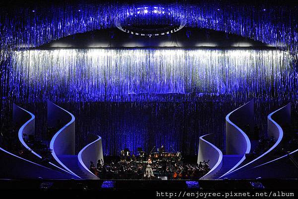 江蕙國際級演出氣勢磅礡 百名音樂家齊聚<鏡花水月>舞台 歌迷大合唱聲勢驚人