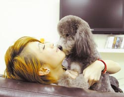 戴佩妮很疼愛犬將將，寧自己跌倒也不讓狗狗摔傷。（黃柏榮攝）