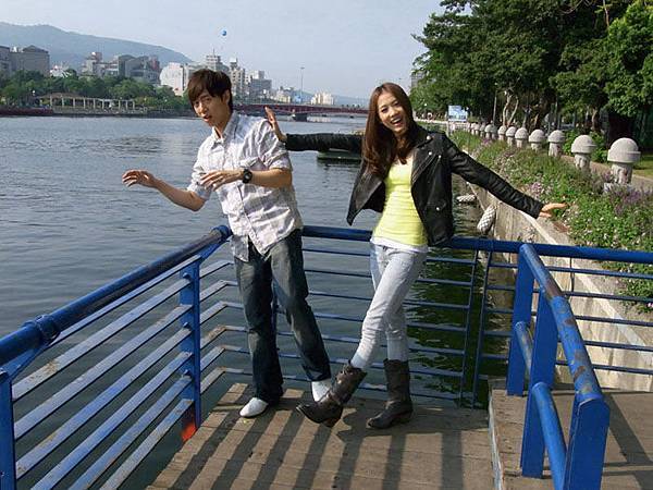 弦子想把阿鑌推入河中