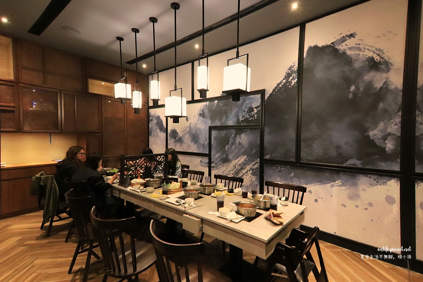這一小鍋orissic Hot Pot 大里美食 這一鍋全新推出 一個人也能好好享受 的個人鍋 澳洲9 和牛 火山培根豬肉如山般堆疊的肉盤超好吃超過癮 飲料水果冰淇淋免費吃到飽 享受生活不無聊 規小孫