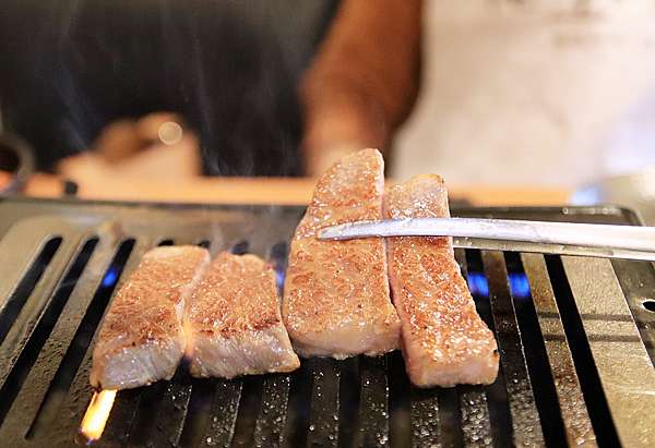俺達の肉屋日本和牛專門店 令人誤以為自己一腳踏進了哪間日本巷弄裡的老饕級燒肉店 行家最愛的日本和牛 完整一頭牛 進口 任何稀有部位這裡都有 享受生活不無聊 規小孫