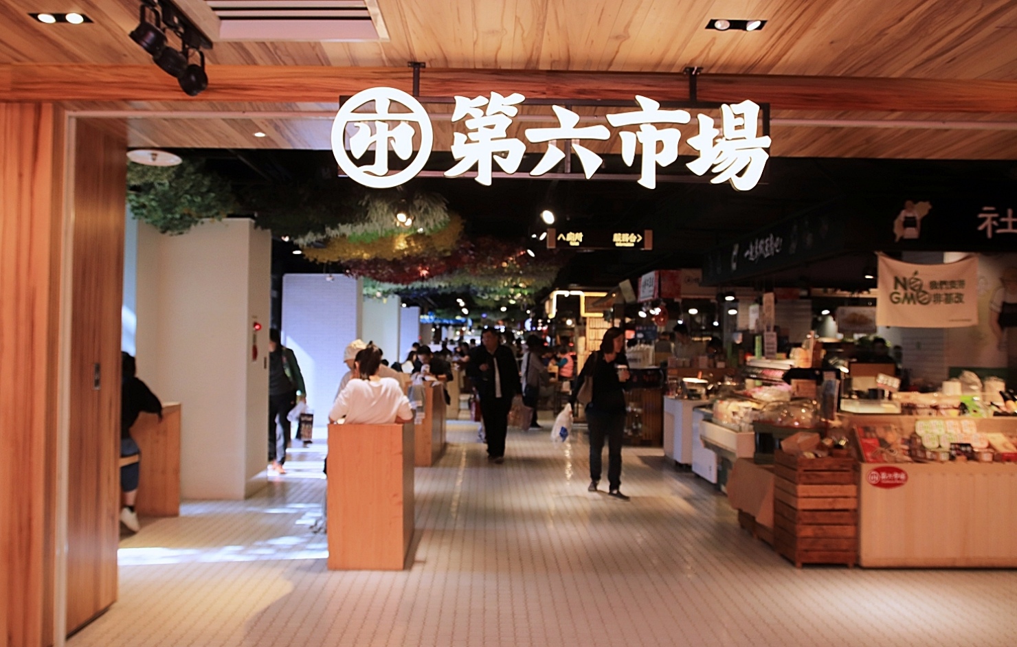 第六市場 18 1間必逛必吃必買懶人包 全台最潮最文青ㄟ 菜市場 就在金典綠園道 雞鴨魚肉南北貨 年菜零嘴伴手禮 誰說菜市場一定鬧哄哄溼答答 Ig最夯有囍拉麵山下公園進駐囉 享受生活不無聊 規小孫