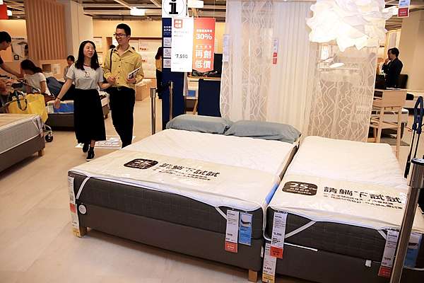 床墊推薦 Ikea 一秒入睡的好床墊 專業耐用測試 25年品質保證 90天試睡保證 免萬元即可輕鬆擁有的獨立筒彈簧床 享受生活不無聊 規小孫