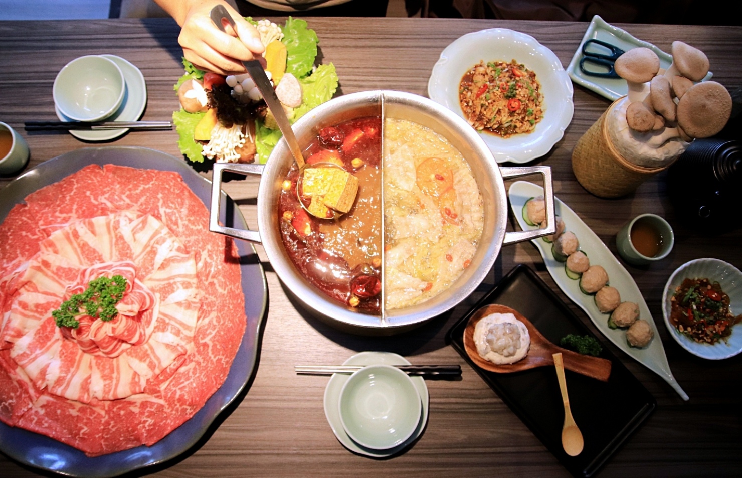 青花驕麻辣鍋 王品集團也有麻辣火鍋啦 以重慶江津九葉青花椒為主角 從食材到空間都讓人很喜歡的質感鍋物 有包廂是聚餐的好選擇 享受生活不無聊 規小孫