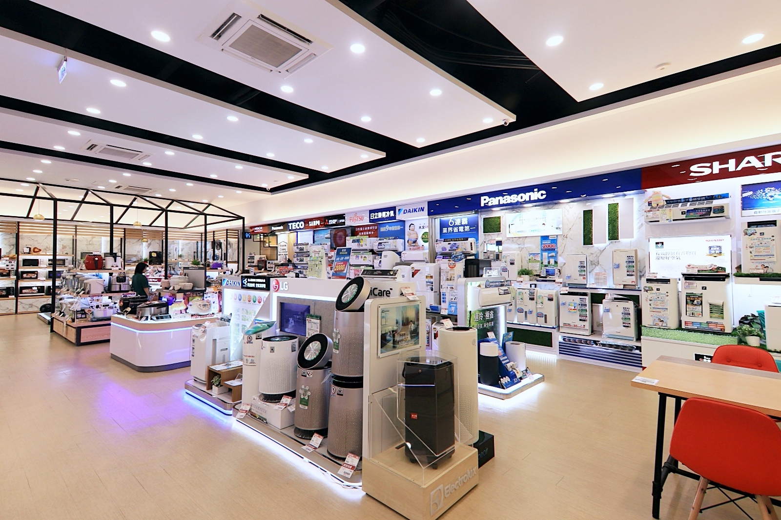 全國電子digital City 買家電買3c首選揪感心ㄟ全國電子 挑選冷氣免擔心 總統級精緻安裝 8年免費延長保固金安心 享受生活不無聊 規小孫