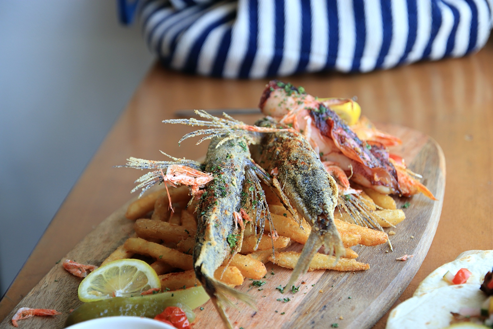 佳樂水那一排白色小房子現在有好吃美食啦 草地餐桌實驗室 炸海鮮裡還有炸飛魚 人生第一次吃