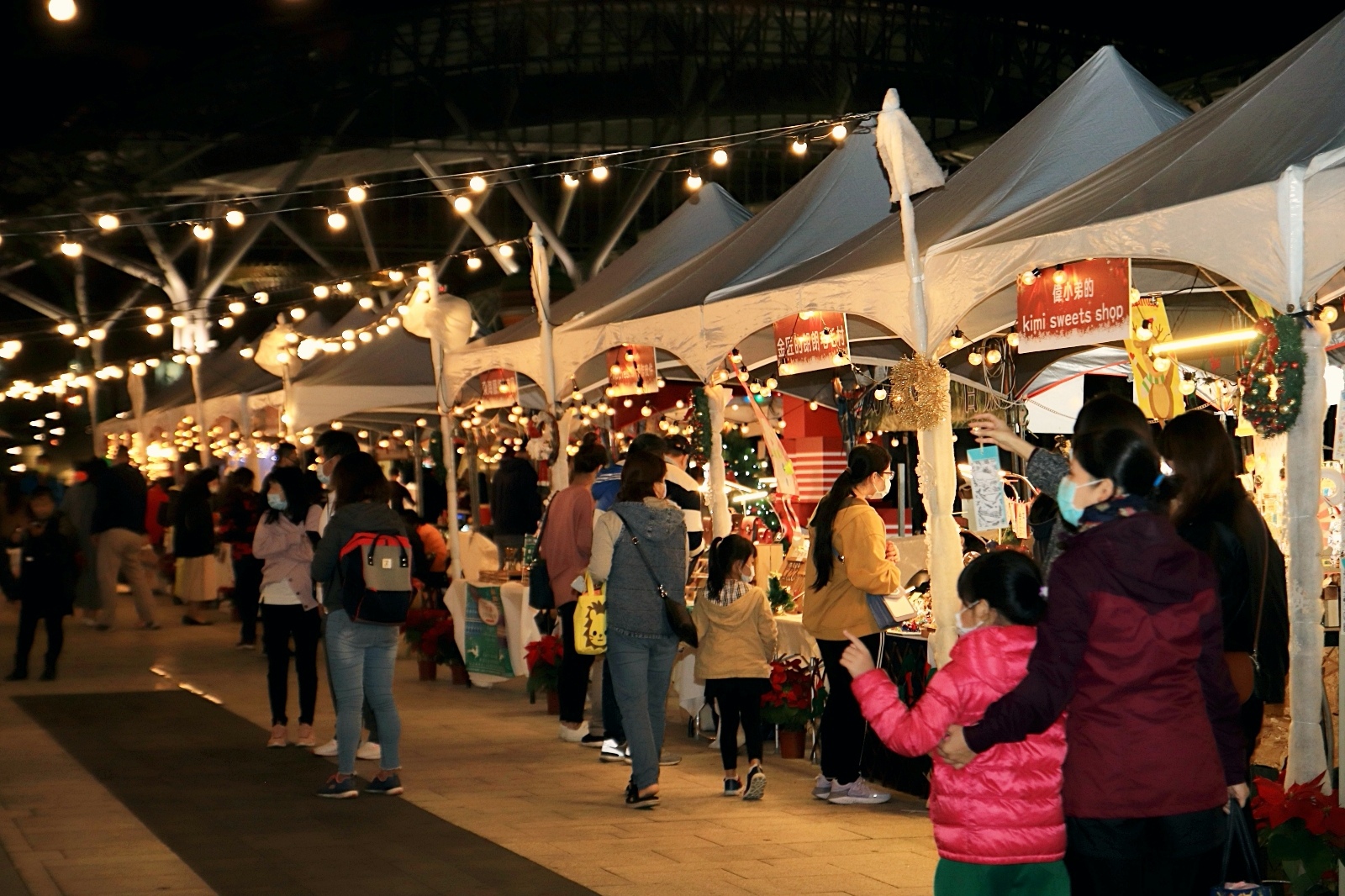 2020台中好ya誕 台中火車站站前廣場 宛如置身異國耶誕市集好浪漫 近30攤台中在地品牌可以挖寶 走路到綠川看巨型麋鹿不用5分鐘 享受生活不無聊 規小孫