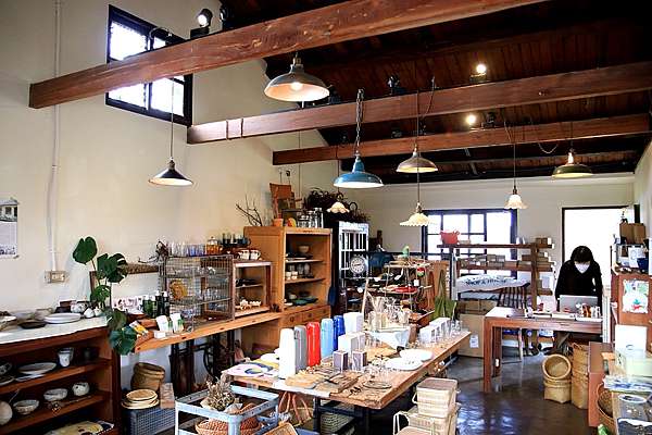 Norimori Shop House 宜蘭冬山秘境 田中央的鵝黃色小屋 是間讓人想專程為它而來的選物店 也是間可以遠離塵囂的民宿空間 享受生活不無聊 規小孫