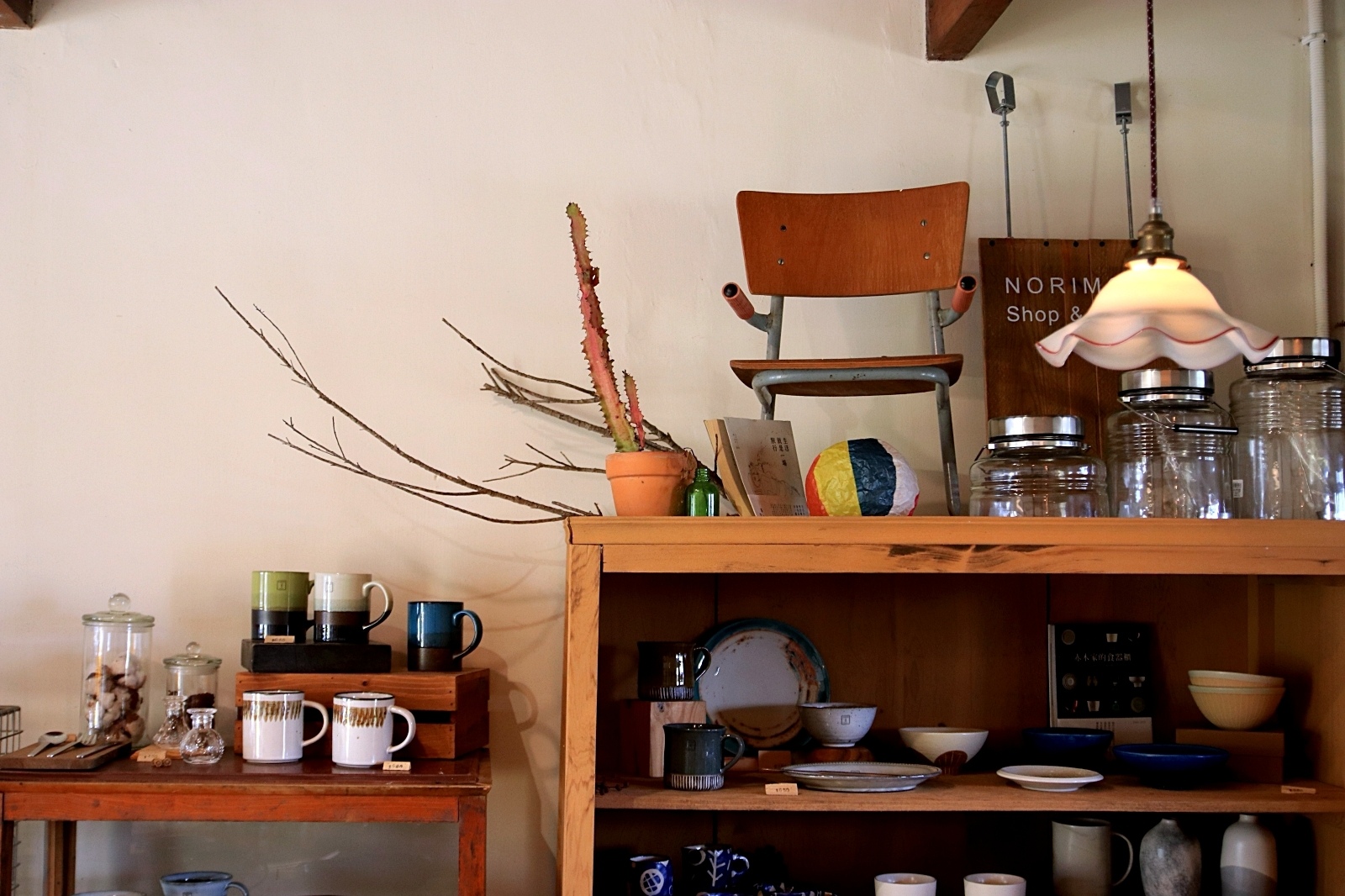 Norimori Shop House 宜蘭冬山秘境 田中央的鵝黃色小屋 是間讓人想專程為它而來的選物店 也是間可以遠離塵囂的民宿空間 享受生活不無聊 規小孫