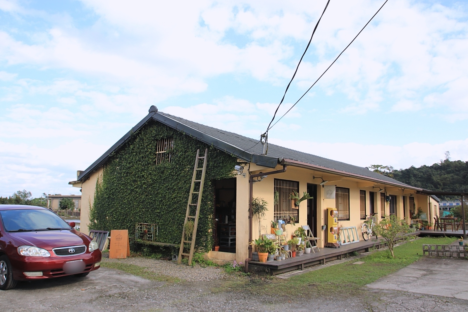 宜蘭 Norimori Shop House 田中央的鵝黃色小屋 是間選物店 也是間民宿 輕旅行
