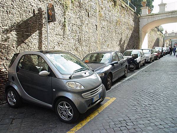 小車為主的羅馬汽車