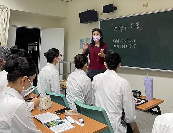 【圖三】老師針對各個科系做詳細的介紹