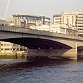 London Bridge 看起來很堅固，沒有要falling down的趨勢阿XD