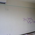 冷氣完工後...換我粉刷另外一面牆壁..