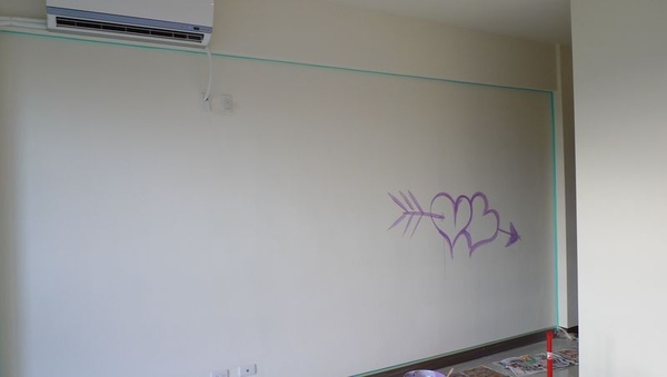 冷氣完工後...換我粉刷另外一面牆壁..