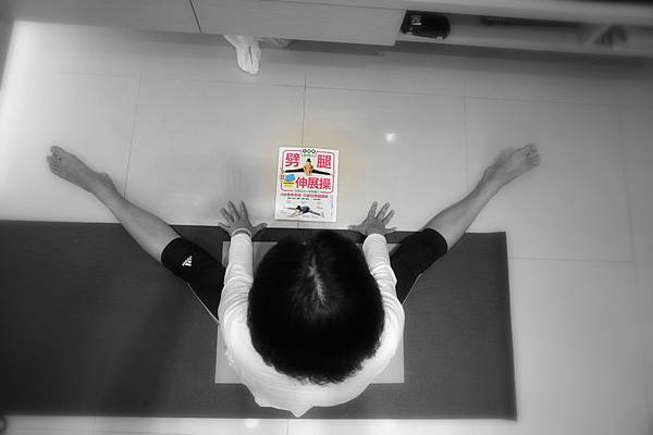 劈腿角度測量(修飾).JPG 劈腿角度測量(修飾).JPG