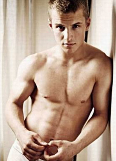 Freddie Stroma.jpg