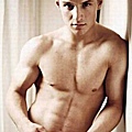 Freddie Stroma.jpg