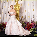 jennifer-lawrence-oscars-press-room-photos-2013-01