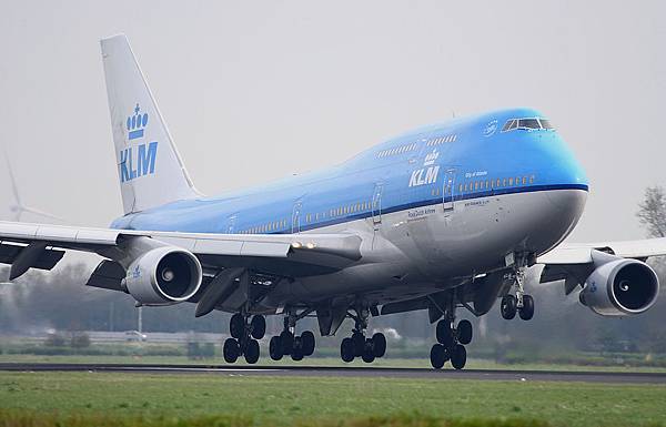 Landing-of-a-Boeing-747-400-a26389081 Landing-of-a-Boeing-747-400-a26389081