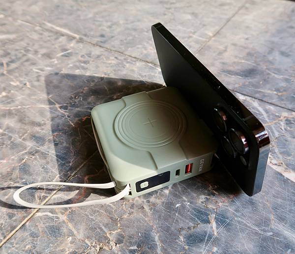 【3C】行動電源挑選注意事項－出國旅遊必備高端行動電源GEY