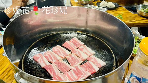 【韓國首爾｜弘大食記】位於弘大鬧街上的泡菜豬五花烤肉名店「무