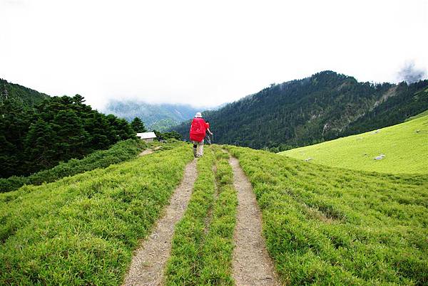 看到稜線山屋啦