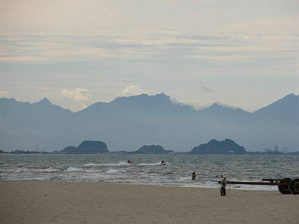 Cửa Đại海灘遠望峴港五行山