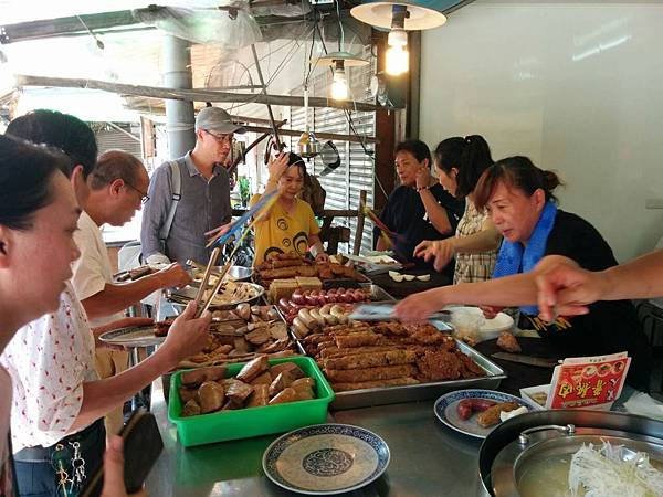 總編在嘉義挑熟食.jpg