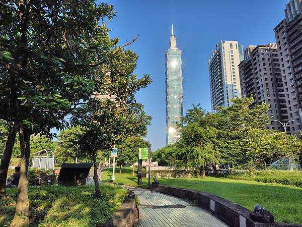 輕手機推薦-SHARP AQUOS sense8 極輕手 輕手機推薦-SHARP AQUOS sense8 極輕手