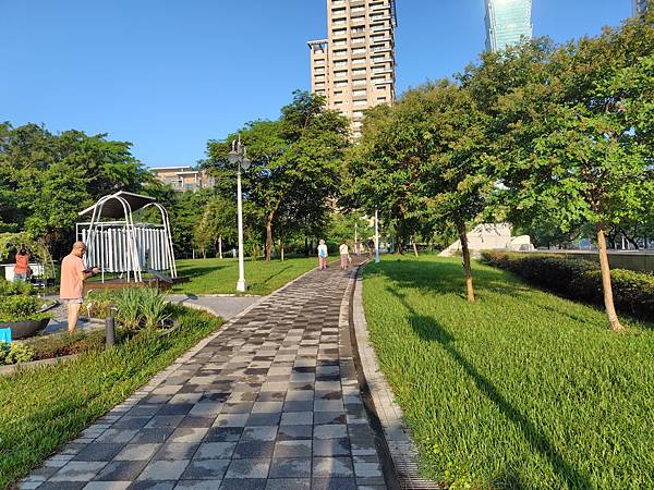 輕手機推薦-SHARP AQUOS sense8 極輕手 輕手機推薦-SHARP AQUOS sense8 極輕手