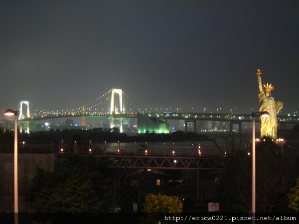 夜晚的彩虹大橋